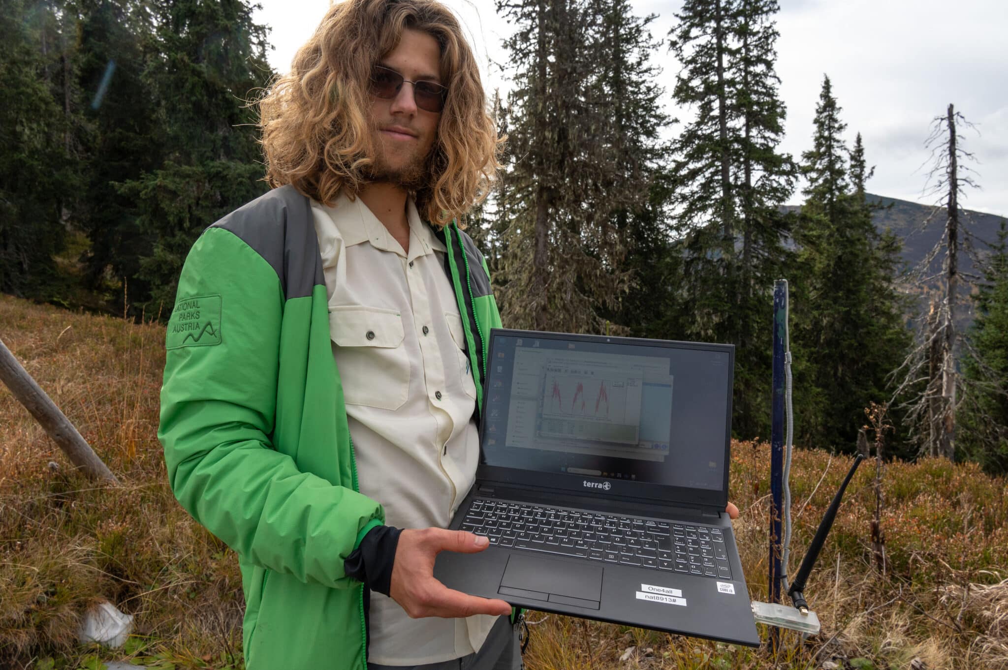 Foto: Beim Auslesen der Daten aus einer Klimastation