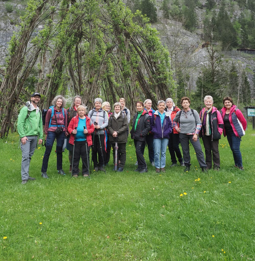 Das Team des Hospizvereins vor dem Weidendom